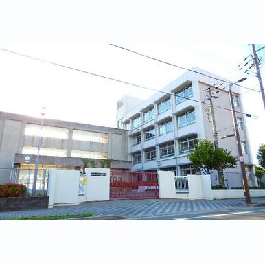 姫路市立広畑小学校 距離:990m