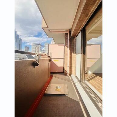 落ち着いた時間を過ごせるバルコニーです