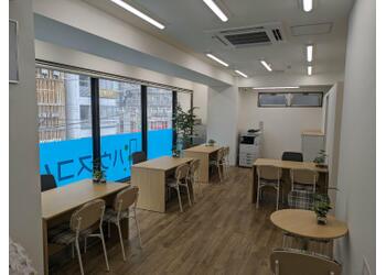 明るい店内でお待ちしております！