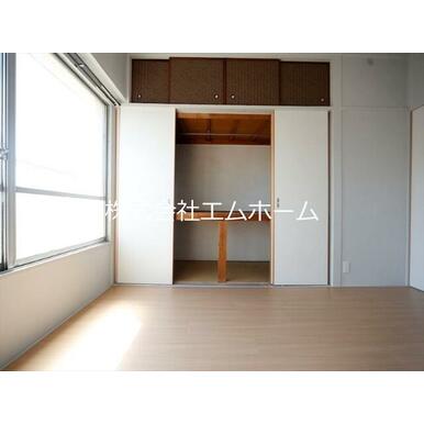 洋室６帖　収納充実してます