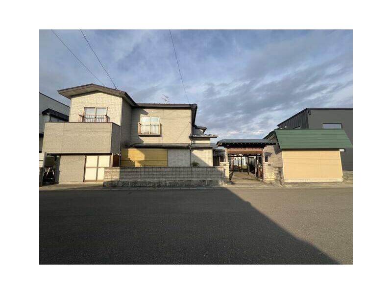 7-minute walk from JR Uetsu Main Line "Ugo Iwatani" Station