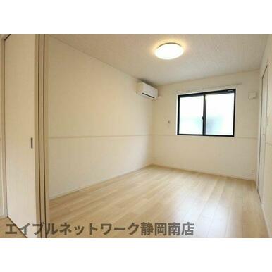 使い勝手のいい洋室です
