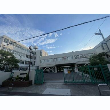 吹田市立第一中学校 距離:657m