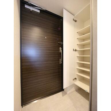 玄関 シューズボックス付(収納充実してます)