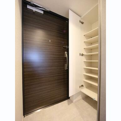 玄関 シューズボックス付(収納充実してます)