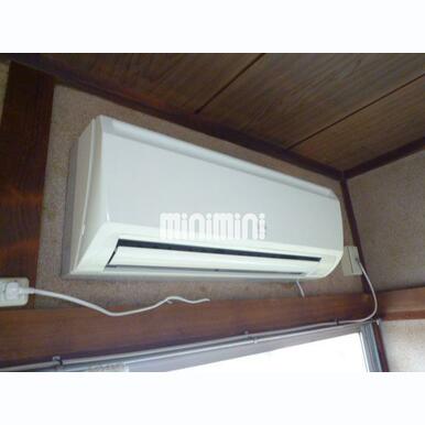 エアコン1基。明るくきれいな室内です。