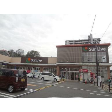 サンリブ黒崎店 距離:240m