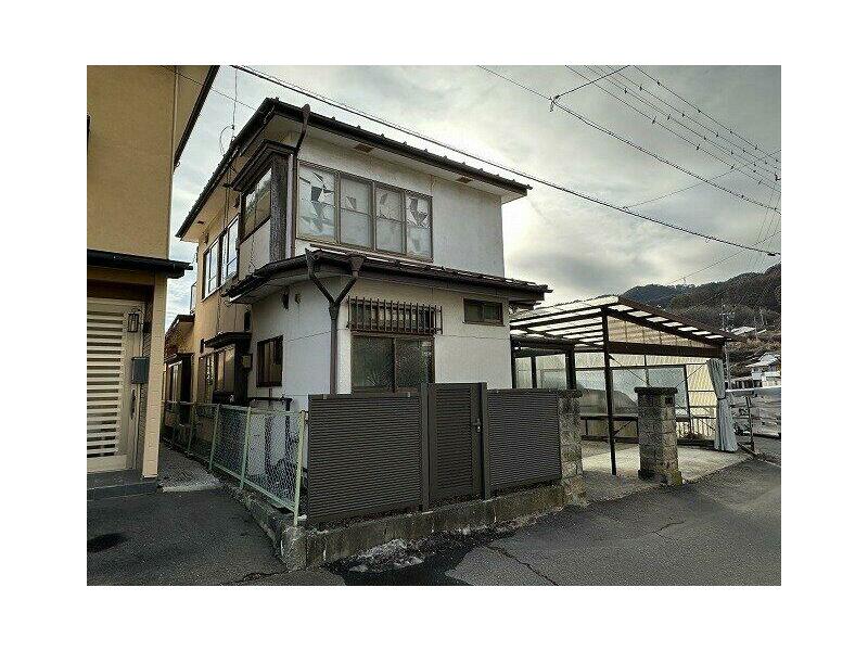 April 1983 (42 years and 11 months old)