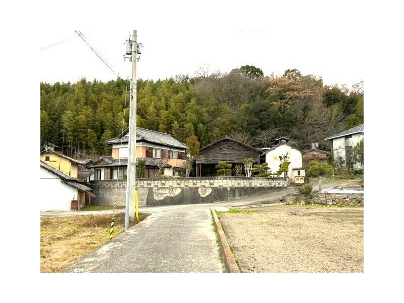 Toyonaka-cho, Mitoyo-city, Hokkaido (Motoyama Sta.) 2F 8DK

2,000,000 yen