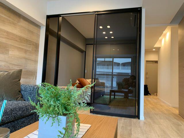 モダンなガラスの流しの虚栄心のキャビネットと大理石の寝室のインテリア 米国北西部 の写真素材 画像素材 Image 61713980