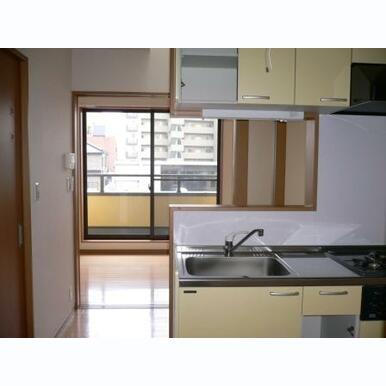 キッチンからの室内の眺め