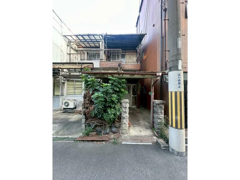 14 minutes on foot from Subway Chuo Line "Asashio-bashi" Station