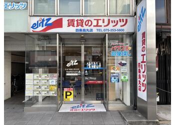 四条烏丸の交差点を西へ南側にあります。