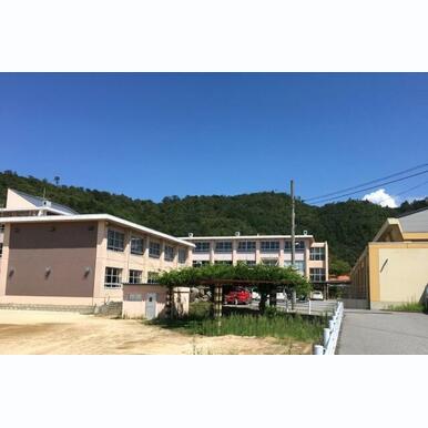 米原市立双葉中学校 距離:2,096m