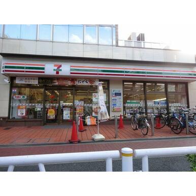 セブン‐イレブン 横浜たまプラーザ店 距離:717m