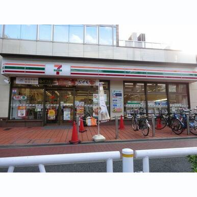セブン‐イレブン 横浜たまプラーザ店 距離:717m