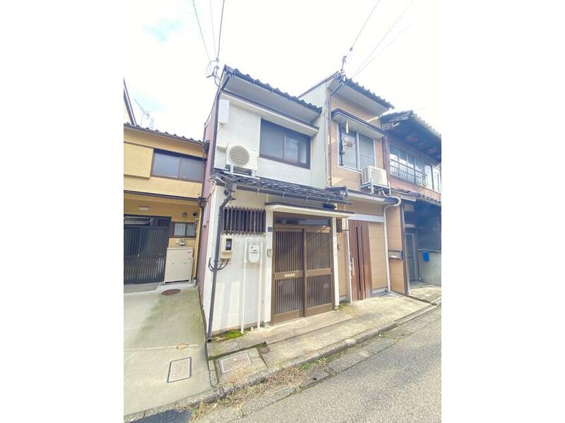 29 minutes on foot from JR Hokuriku Shinkansen "Kaga Onsen" Station