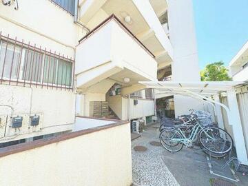 【笑笑】汎用アパート・マンションセット 笑えるアートが大集結！ 『笑うアートマンションと10人の住人展
