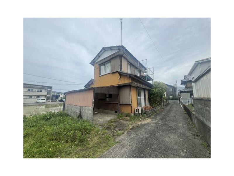 2F 4LDK, Aza Takasu, Hikaichino-cho, Komatsushima-shi, Komatsushima

2.3 million yen