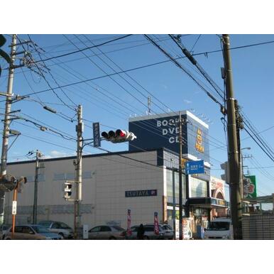 ツタヤ 距離:136m