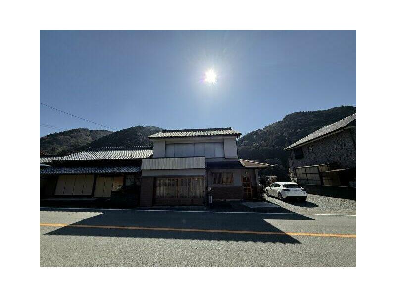 Matsusaka City, Iinan-cho Yokono (Kawazoe Station) 2 stories above ground, 1 basement, 9DK