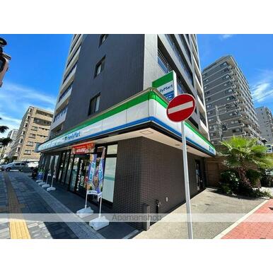 ファミリーマート 距離:572m