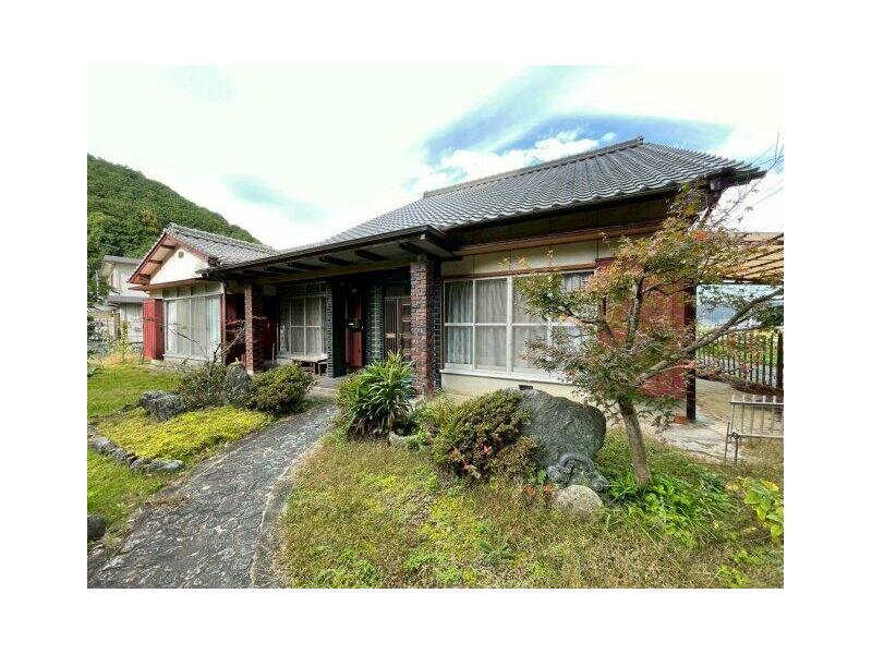 Niihama-shi, Niihama Oseiin (Nakahagi station) 2F 6LDK

1.5 million yen
