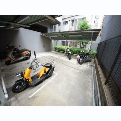 ソラーレN バイク置場