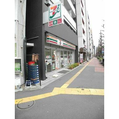 セブンイレブン本郷三丁目駅前店 距離:530m