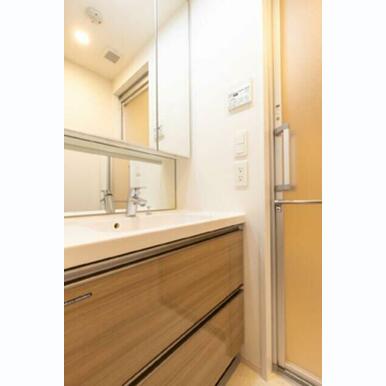 ゆったりとスペースのある洗面所