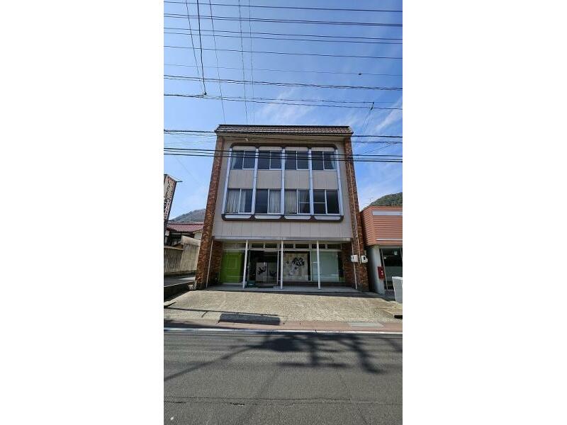 Oaza Kawamoto, Kawamoto-cho, Ochi-gun (Ota-shi Sta.) 3 stories above ground and 1 basement floor, 8LDK

3,000,000 yen