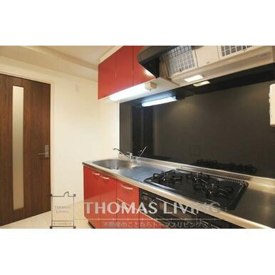 3口コンロとグリル付きのシステムキッチンです。