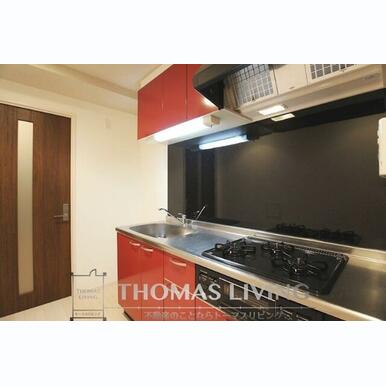 3口コンロとグリル付きのシステムキッチンです。