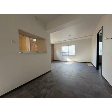 木目のフローリングは落ち着きのある印象のお部屋になりますね。