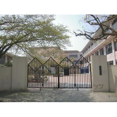 上京中学校 距離:1,060m