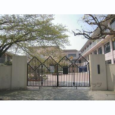 上京中学校 距離:1,060m