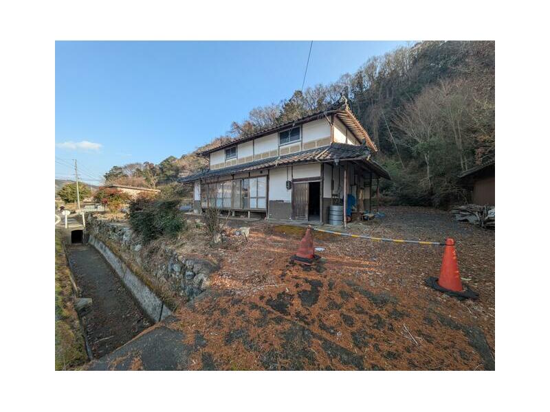 Shinshiro, Mizuguchi-cho, Koka-shi, Koka (Mizuguchi-Matsuo Sta.) 2F 7DK

5.9 million yen