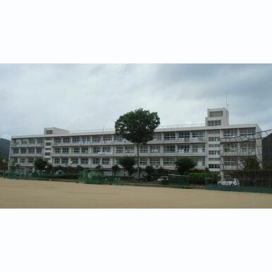 和歌山市立西脇中学校 距離:687m