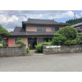 Fukuchiyama City, Yonakuno-cho Azeta (Shimo-Yonakuno Station) 2-story building with 8 rooms, dining kitchen. ¥3.8 million.