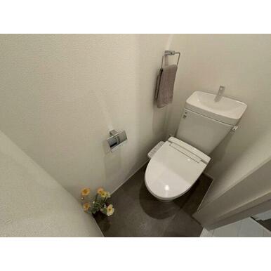 明るく清潔なトイレ空間、もちろんシャワー付き！