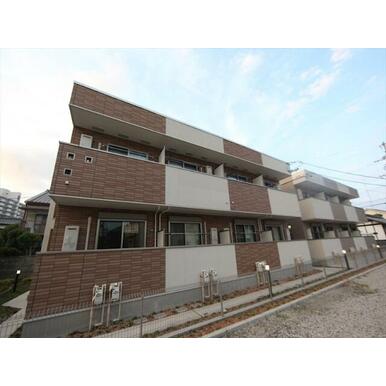 外観　屋根付き駐輪場有り