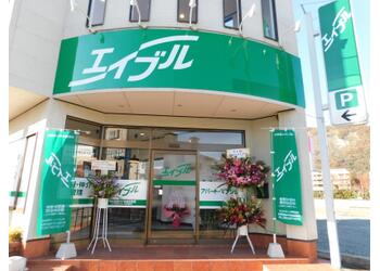 駐車場はこちらの写真の右側にございます。