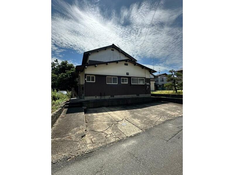 Nishikurayoshimachi, Kurayoshi-shi (Kurayoshi Sta.) 2F 5DK

5,980,000 yen