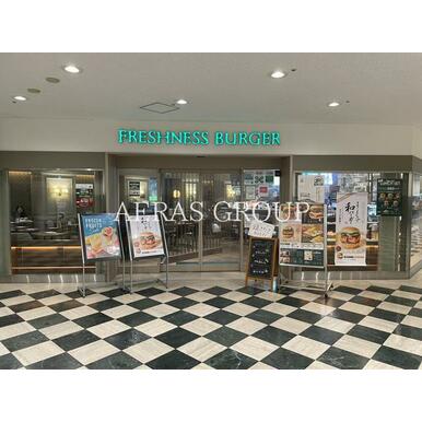 フレッシュネスバーガー聖路加タワー店 距離：404m