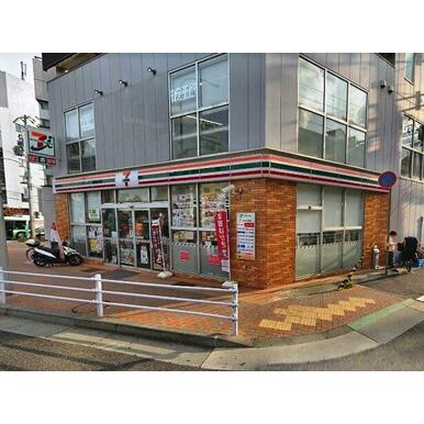 セブンイレブン 阪急王子公園駅前店 距離：187m