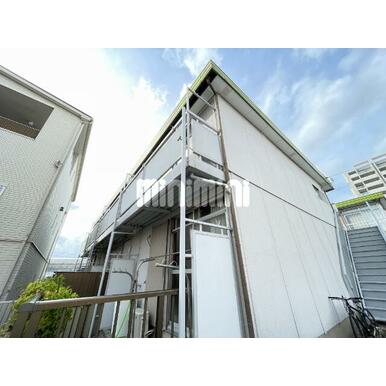 軽量鉄骨造です