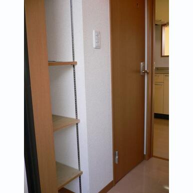 玄関に物入れと棚があり収納力あります