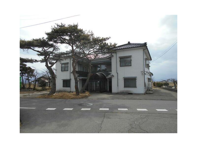 35 minutes on foot from JR Senzan Line "Takase" Station