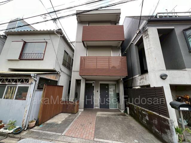 Cheap house for sale in Minato, Tokyo
