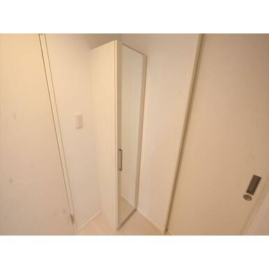 玄関　シューズボックス　姿見鏡付き（収納充実してます）